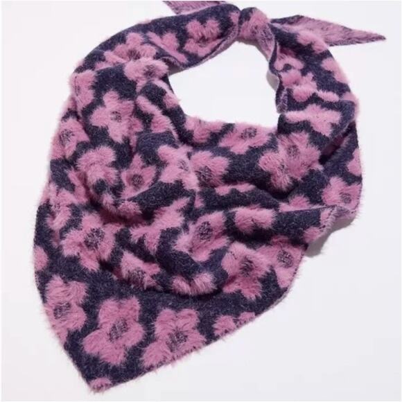NWT Urban Outfitters Ellie Fuzzy Knit Flower Triangle Scarf - Picture 8 of 9